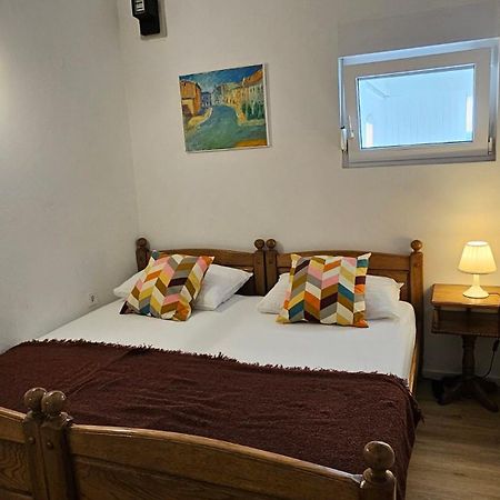 Apartmani Ela Prvić Luka 外观 照片