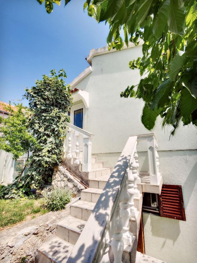 Apartmani Ela Prvić Luka 外观 照片