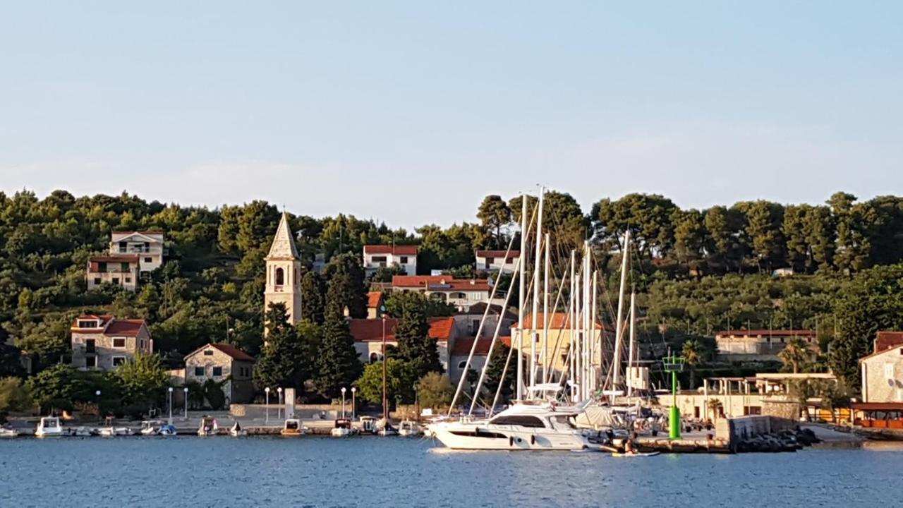 Apartmani Ela Prvić Luka 外观 照片
