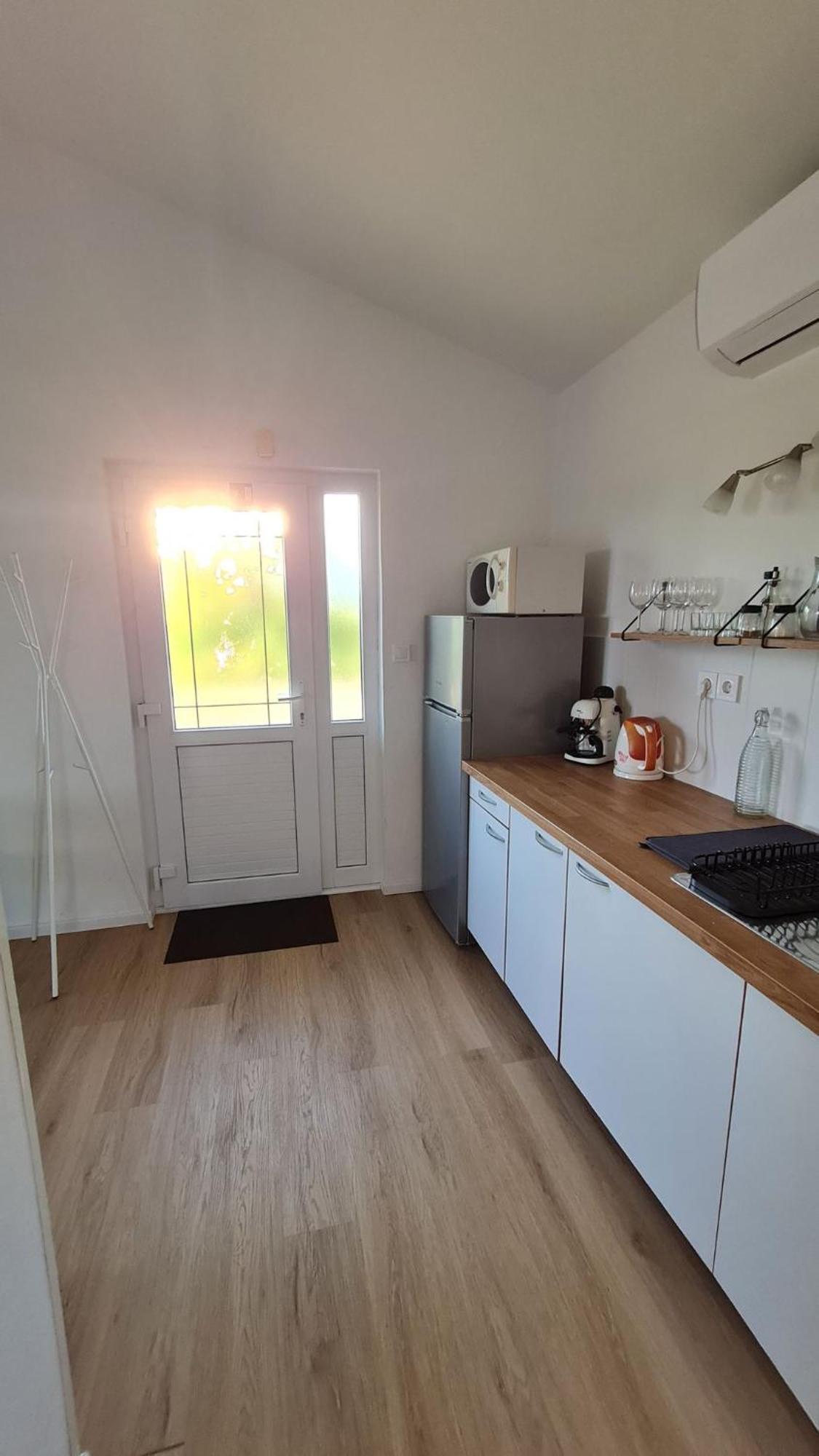 Apartmani Ela Prvić Luka 外观 照片