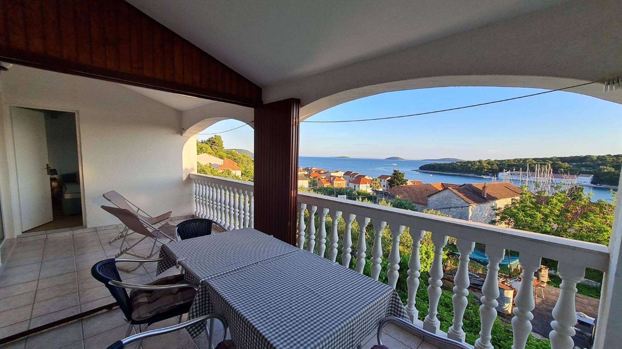Apartmani Ela Prvić Luka 外观 照片
