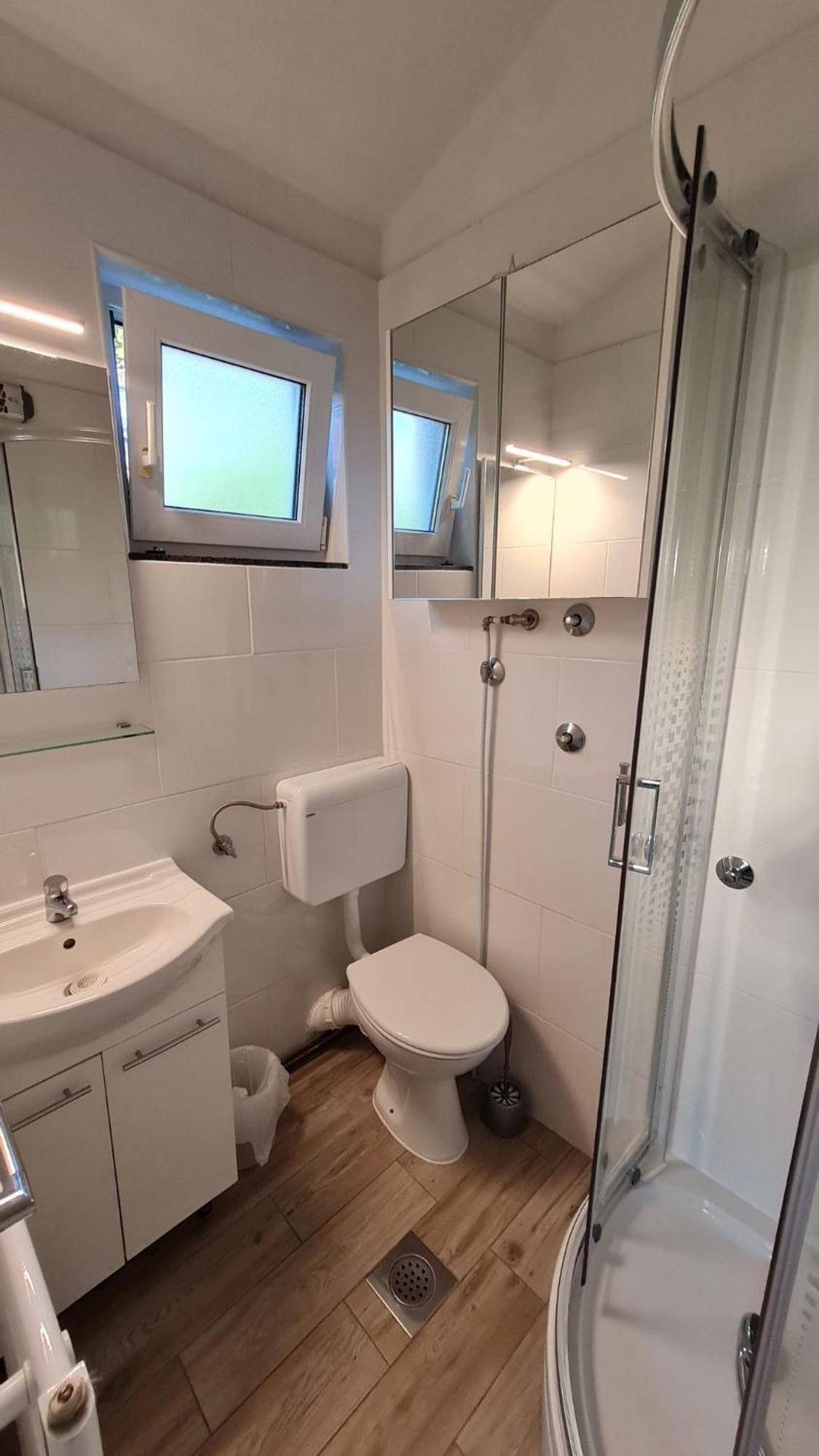 Apartmani Ela Prvić Luka 外观 照片