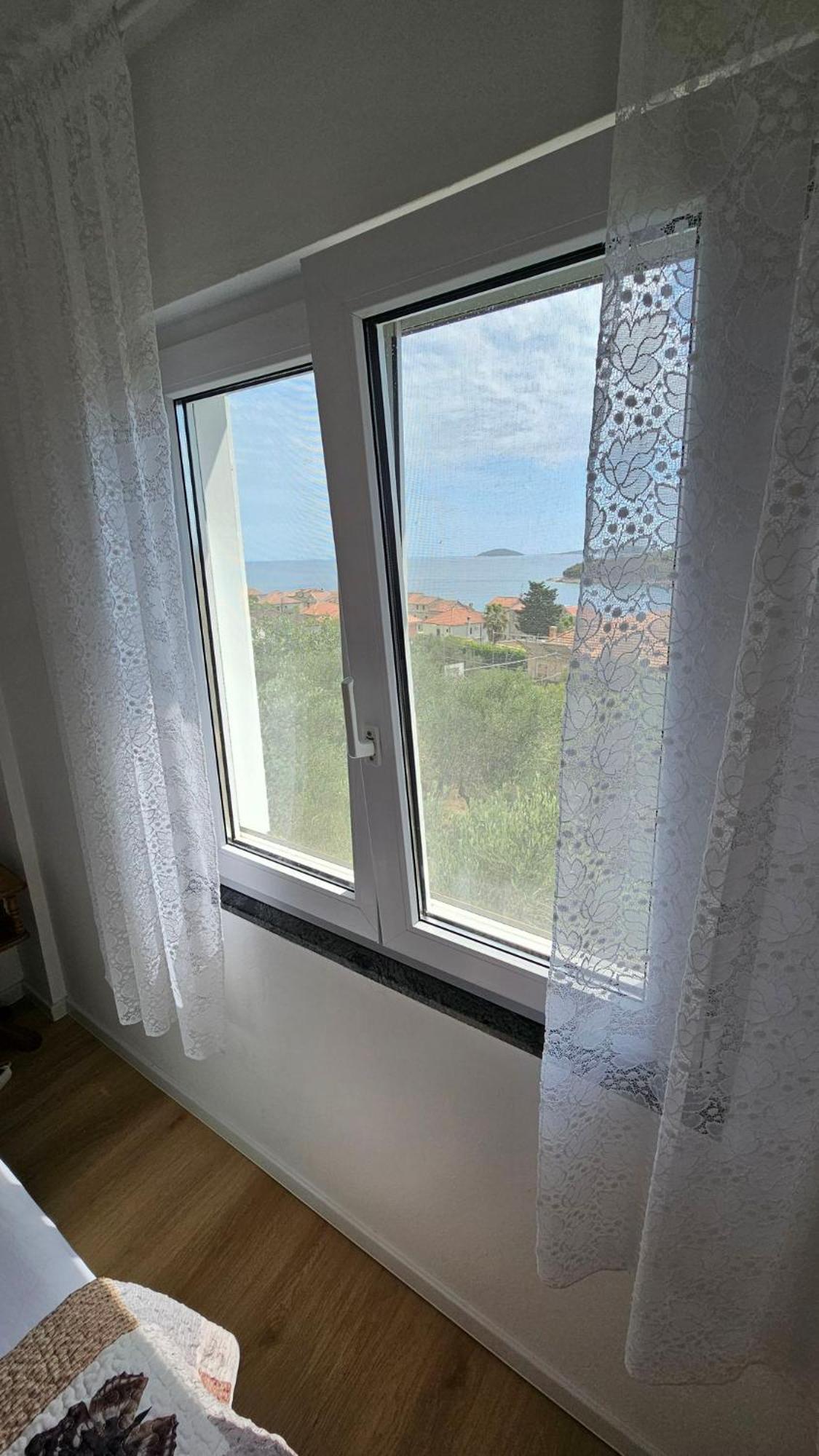 Apartmani Ela Prvić Luka 外观 照片